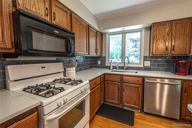 3241 Simpson Road, Fort Gratiot, MI 48059