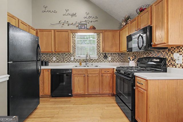 30 Orchard Hills Ct, Newnan, GA 30263
