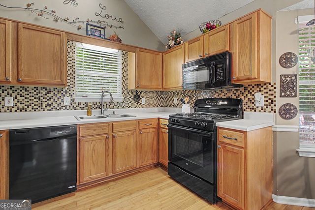 30 Orchard Hills Ct, Newnan, GA 30263
