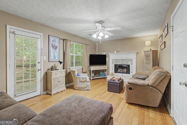 30 Orchard Hills Ct, Newnan, GA 30263