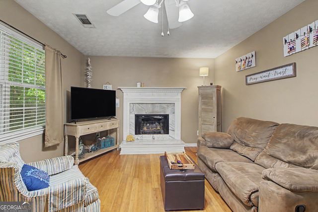 30 Orchard Hills Ct, Newnan, GA 30263
