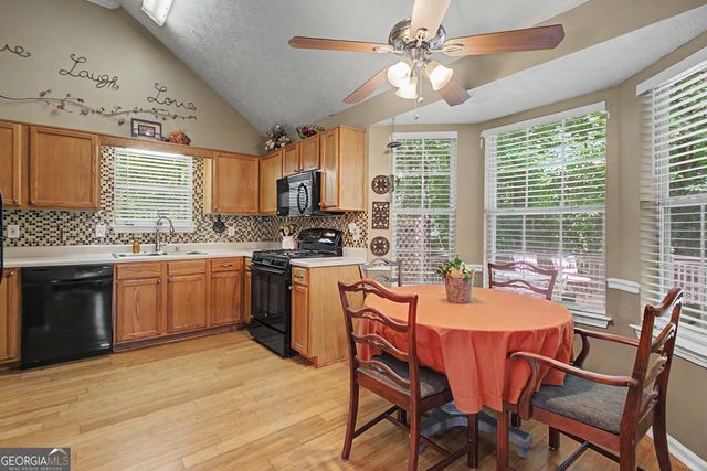 30 Orchard Hills Ct, Newnan, GA 30263