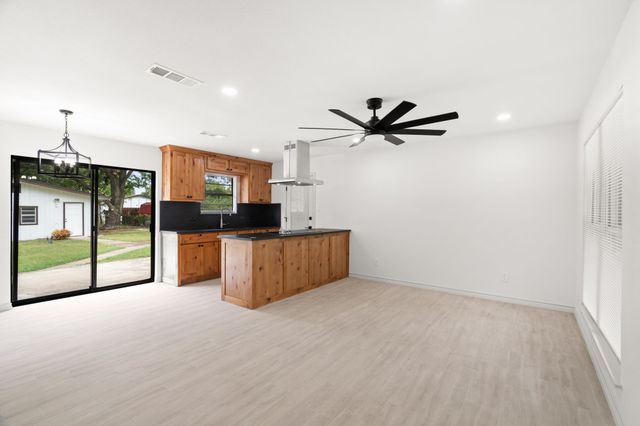 103 N Summit Street, Red Oak, TX 75154