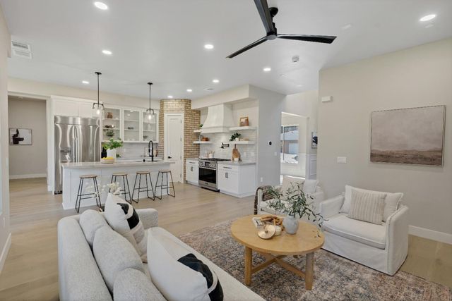 104 Southlite Cir, Sacramento, CA 95831