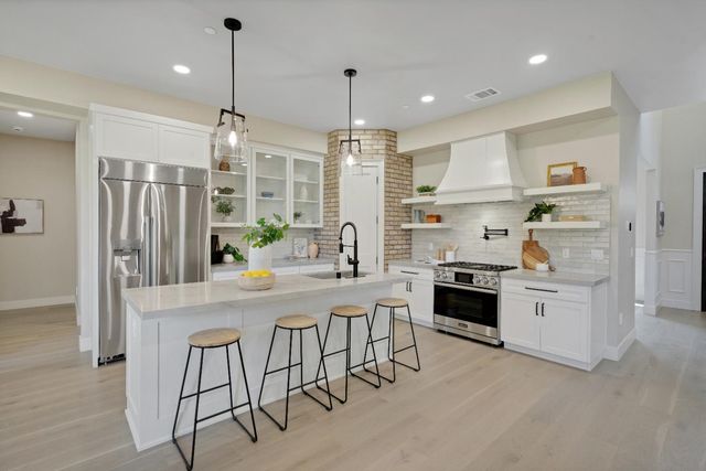 104 Southlite Cir, Sacramento, CA 95831
