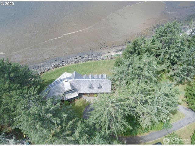 633 State Route 101, Chinook, WA 98614