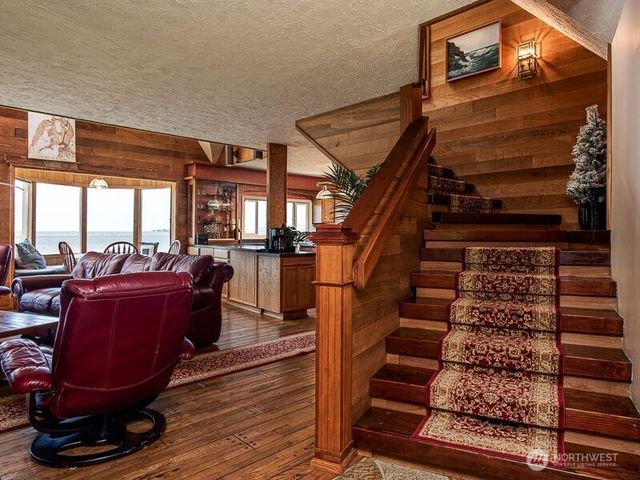 633 State Route 101, Chinook, WA 98614