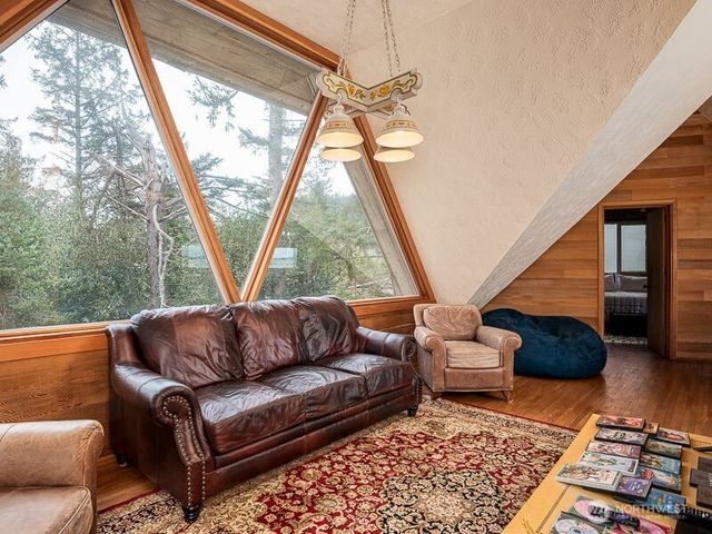 633 State Route 101, Chinook, WA 98614