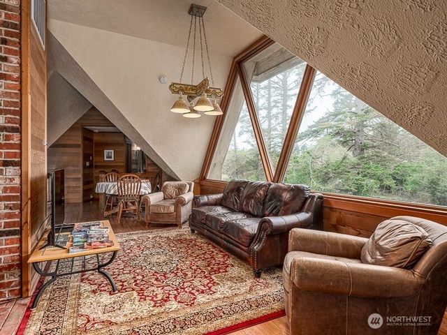 633 State Route 101, Chinook, WA 98614