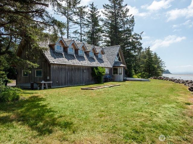 633 State Route 101, Chinook, WA 98614