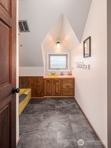 633 State Route 101, Chinook, WA 98614