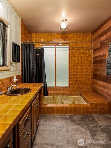 633 State Route 101, Chinook, WA 98614