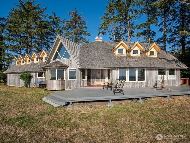 633 State Route 101, Chinook, WA 98614