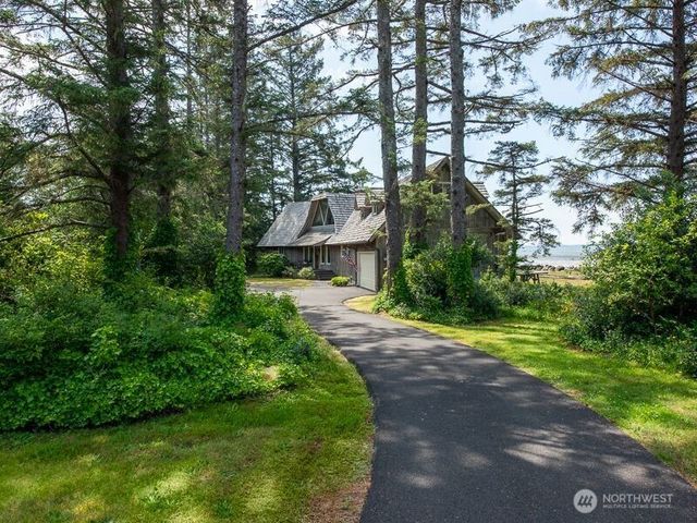 633 State Route 101, Chinook, WA 98614