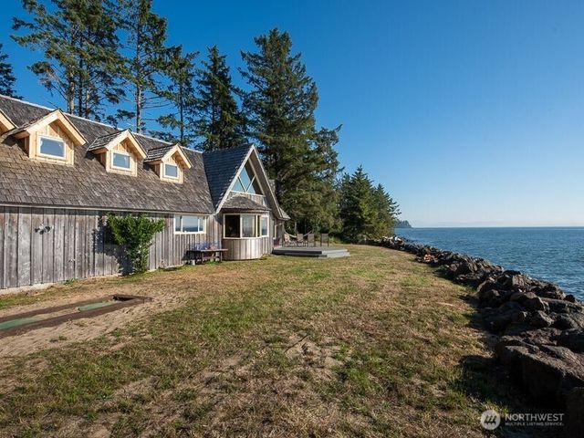 633 State Route 101, Chinook, WA 98614