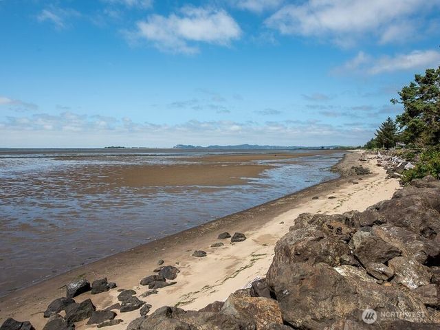 633 State Route 101, Chinook, WA 98614