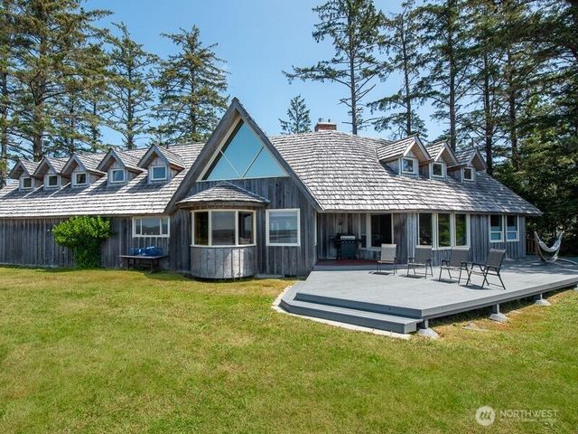 633 State Route 101, Chinook, WA 98614