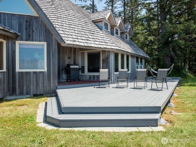 633 State Route 101, Chinook, WA 98614