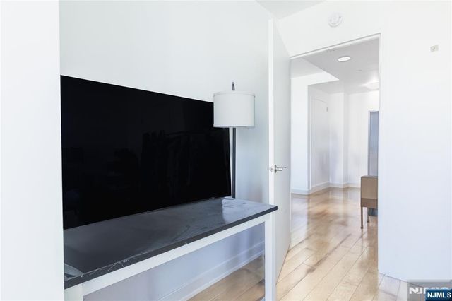 2 2nd Street 1207, Jersey City, NJ 07302