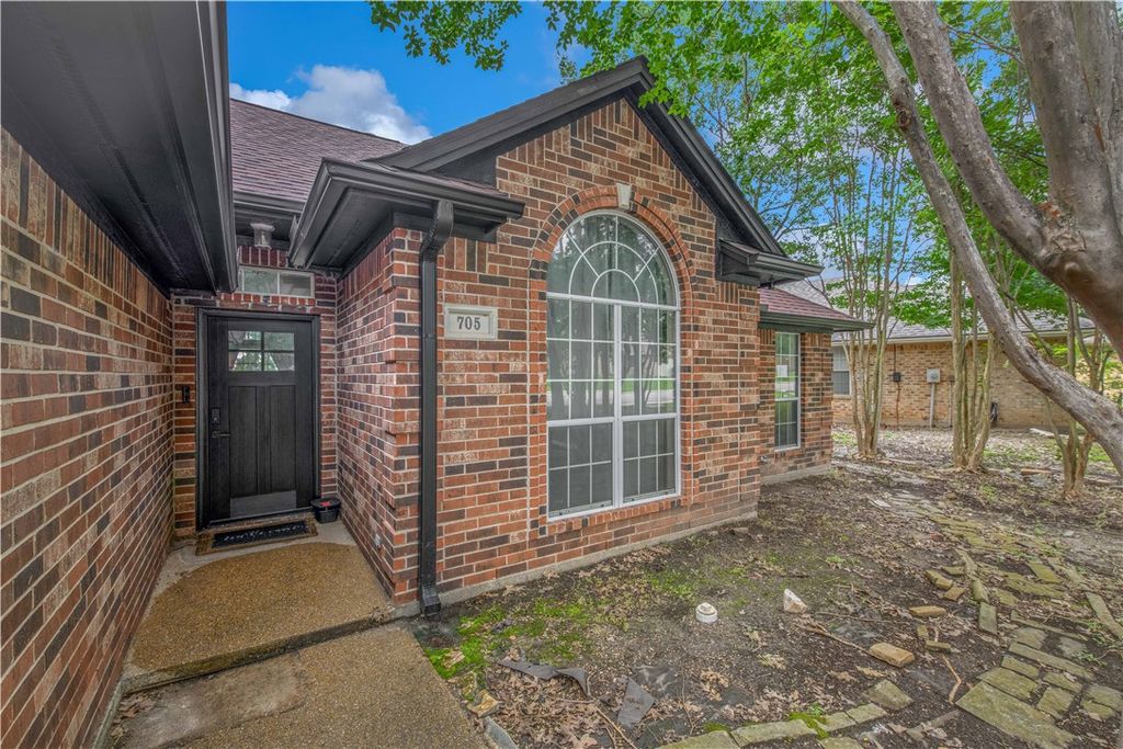 705 Summerglen Drive, College Station, TX 77840