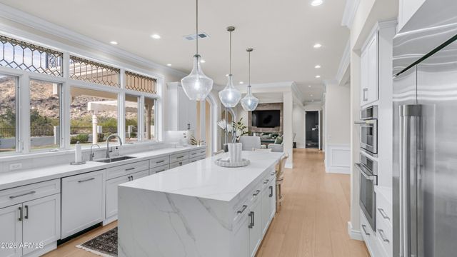 12240 S HONAH LEE Court, Phoenix, AZ 85044