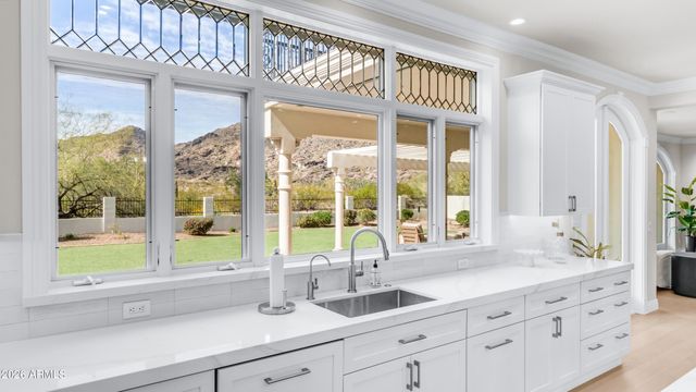 12240 S HONAH LEE Court, Phoenix, AZ 85044