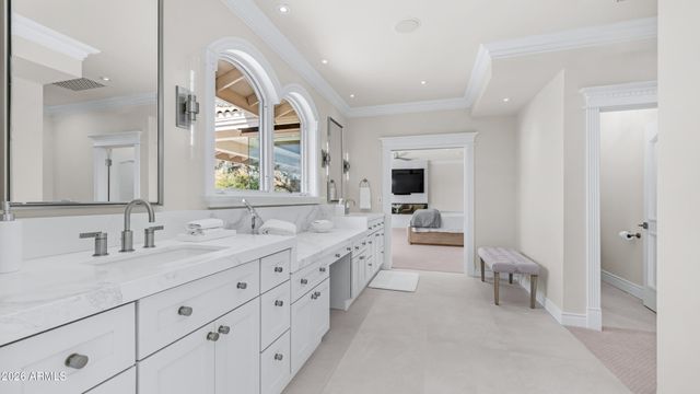 12240 S HONAH LEE Court, Phoenix, AZ 85044