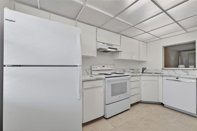 741 CAPRI ISLES BOULEVARD 111, Venice, FL 34292