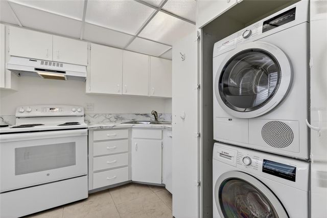 741 CAPRI ISLES BOULEVARD 111, Venice, FL 34292