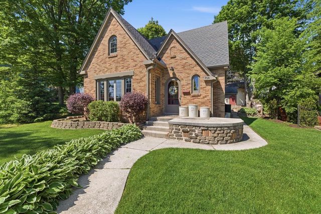 716 S 6th AVENUE, West Bend, WI 53095