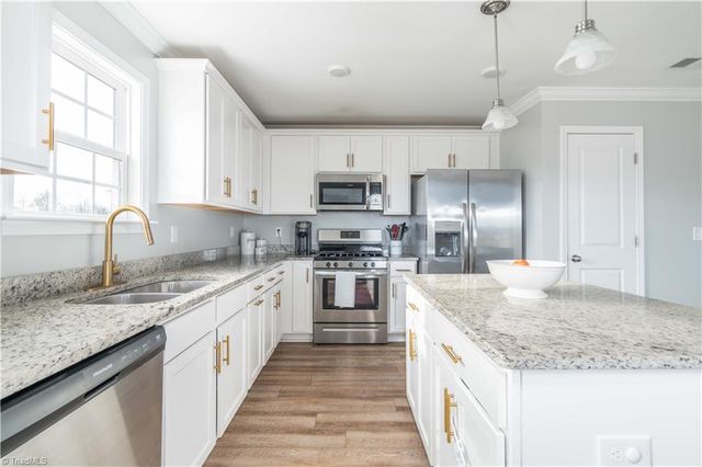 401 Altavista Drive, Clemmons, NC 27012