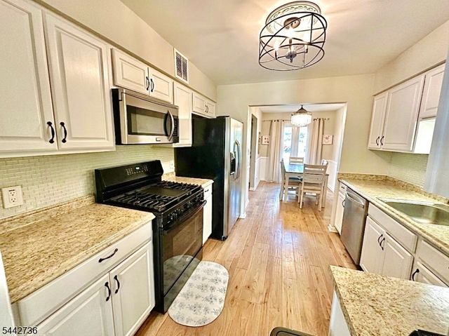8 PLUM COURT, Raritan Twp., NJ 08822