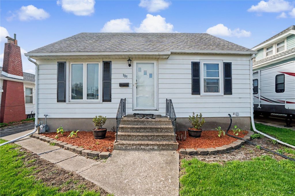 1125 J Ave NW, Cedar Rapids, IA 52405