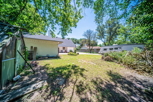 1127 Willow Creek Drive, Lancaster, TX 75146