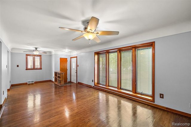 637 S Edgeworth Avenue, Royal Oak, MI 48067