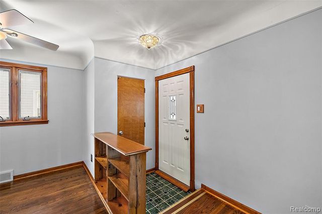 637 S Edgeworth Avenue, Royal Oak, MI 48067