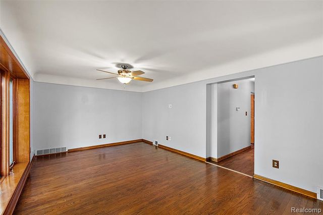 637 S Edgeworth Avenue, Royal Oak, MI 48067