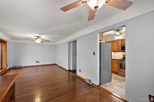 637 S Edgeworth Avenue, Royal Oak, MI 48067