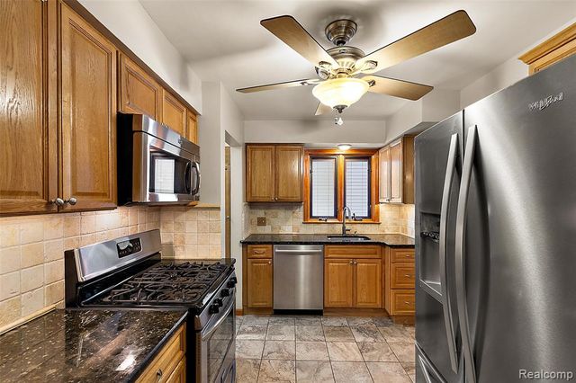 637 S Edgeworth Avenue, Royal Oak, MI 48067