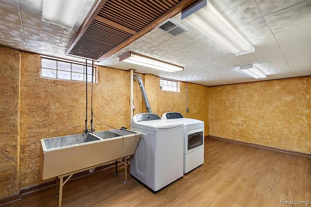 637 S Edgeworth Avenue, Royal Oak, MI 48067