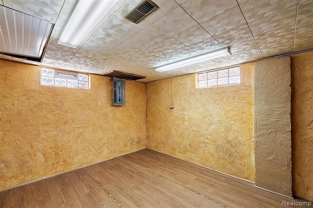 637 S Edgeworth Avenue, Royal Oak, MI 48067