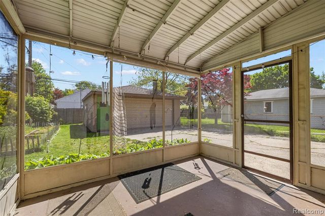 637 S Edgeworth Avenue, Royal Oak, MI 48067