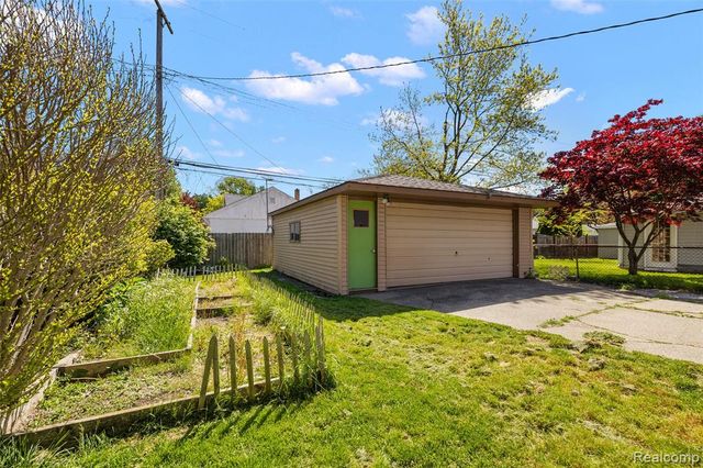 637 S Edgeworth Avenue, Royal Oak, MI 48067