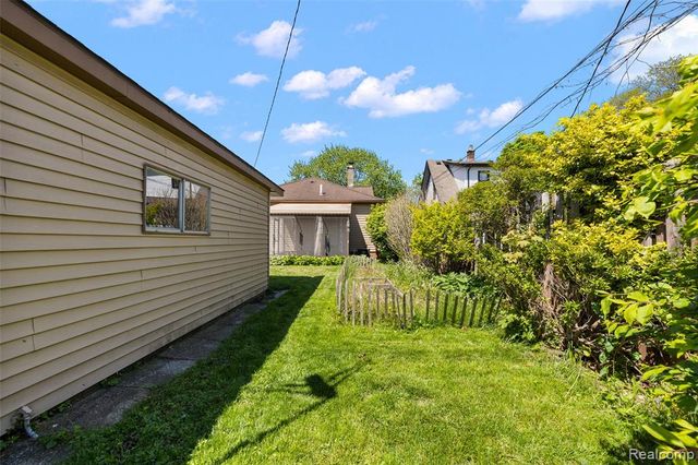 637 S Edgeworth Avenue, Royal Oak, MI 48067
