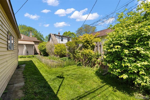 637 S Edgeworth Avenue, Royal Oak, MI 48067