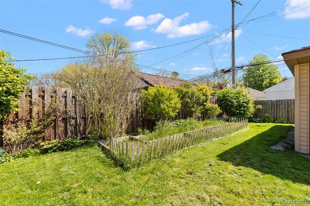 637 S Edgeworth Avenue, Royal Oak, MI 48067