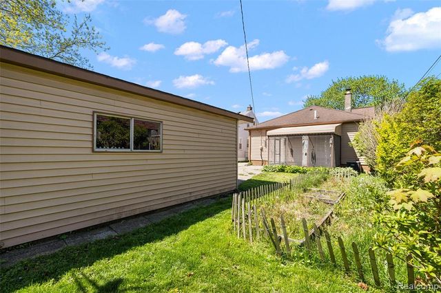 637 S Edgeworth Avenue, Royal Oak, MI 48067