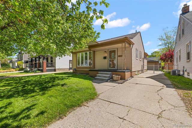 637 S Edgeworth Avenue, Royal Oak, MI 48067