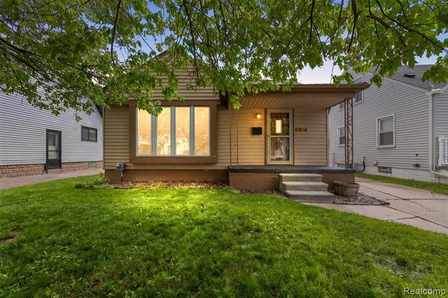 637 S Edgeworth Avenue, Royal Oak, MI 48067
