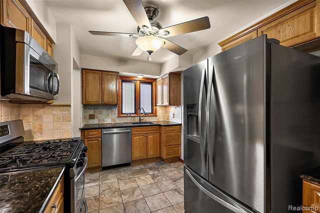 637 S Edgeworth Avenue, Royal Oak, MI 48067